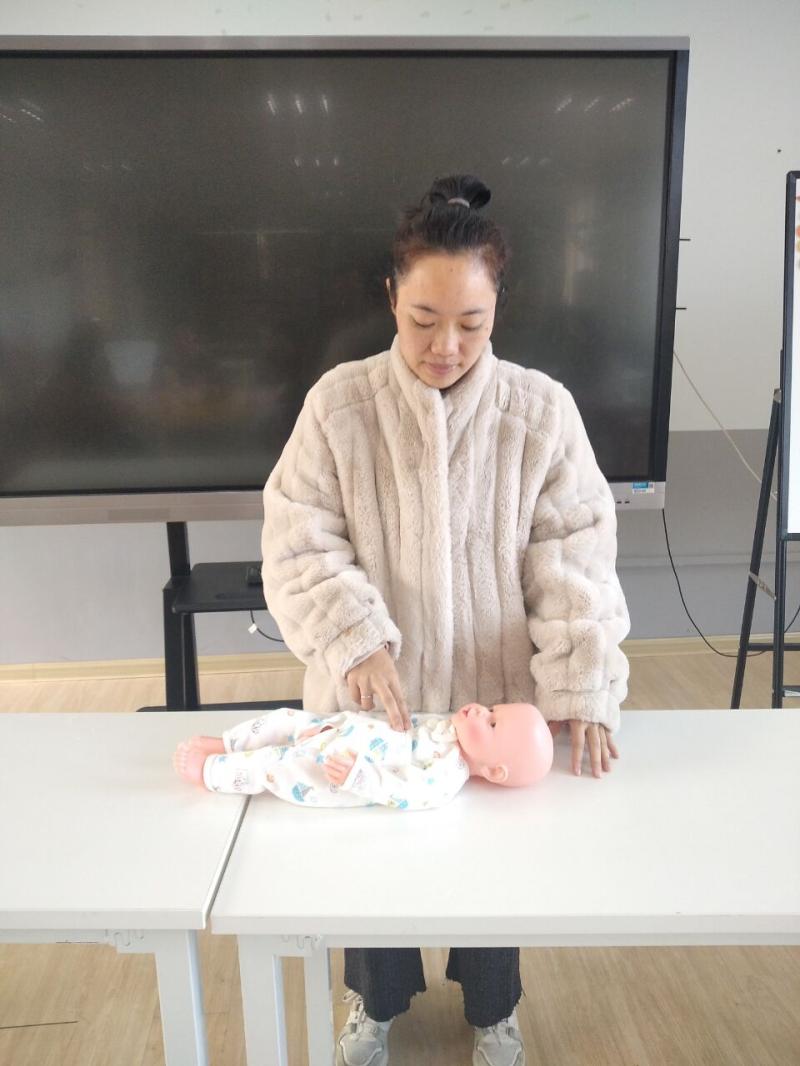 图2  黄嘉佳老师讲解中.jpg