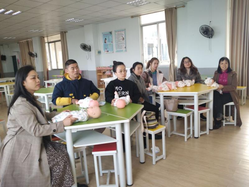 图3  教师们认真听讲.jpg