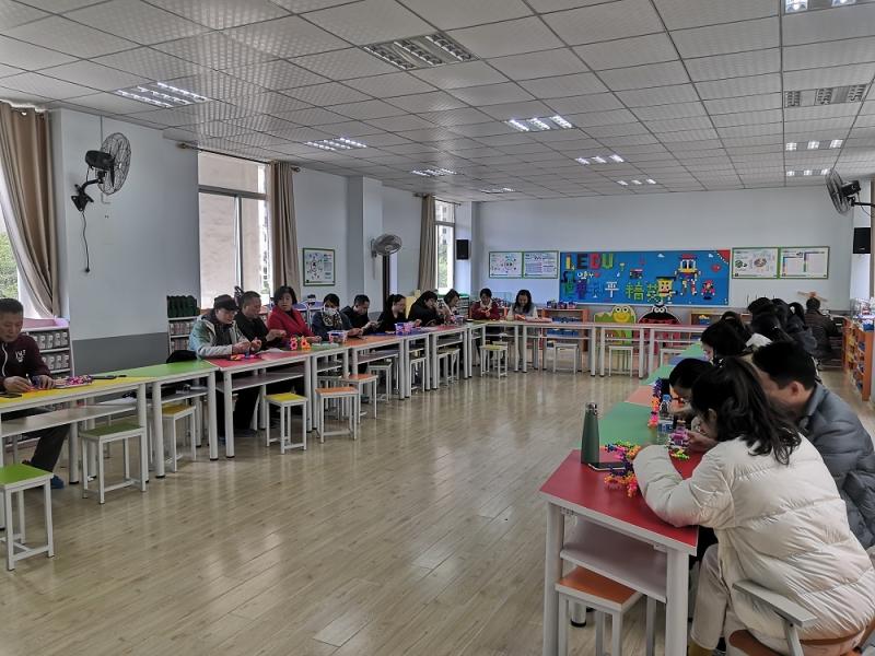 图二：各教师亲自动手操作建构游戏.jpg