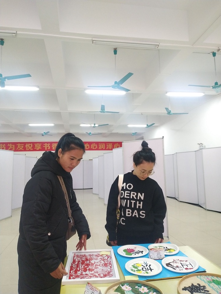 幼师教育学院教师一支部到学院图书馆 荷韵廉政文化作品展览现场参观学习