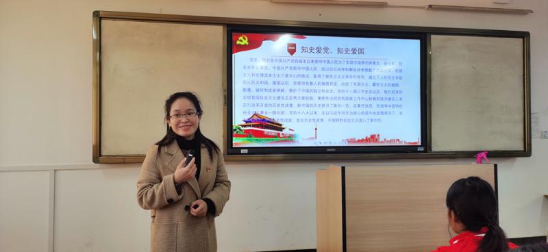 图二：林副院长为语文2131班讲党课.jpg