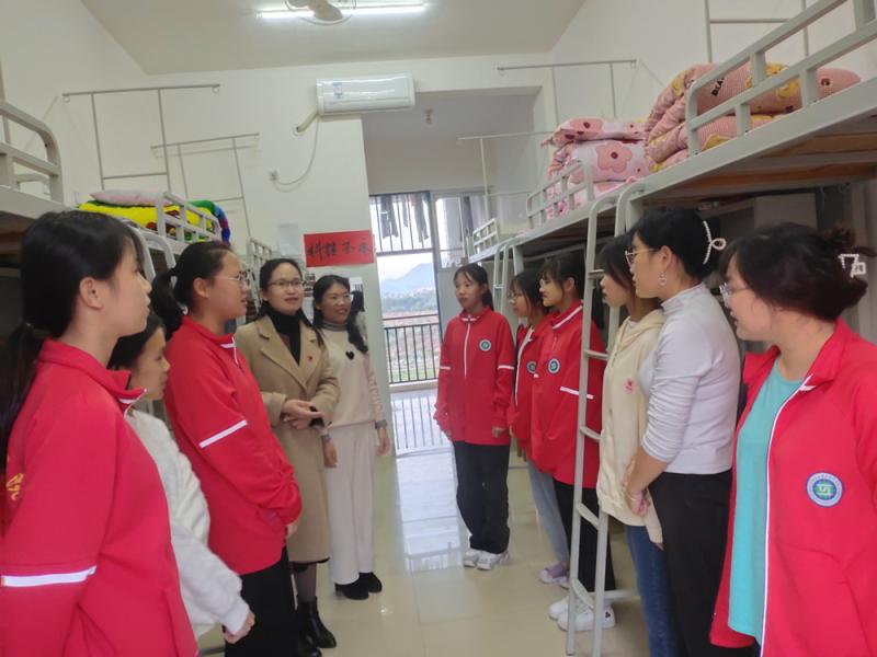 图三：林副院长深入语文2131班学生宿舍并与学生交流.jpg