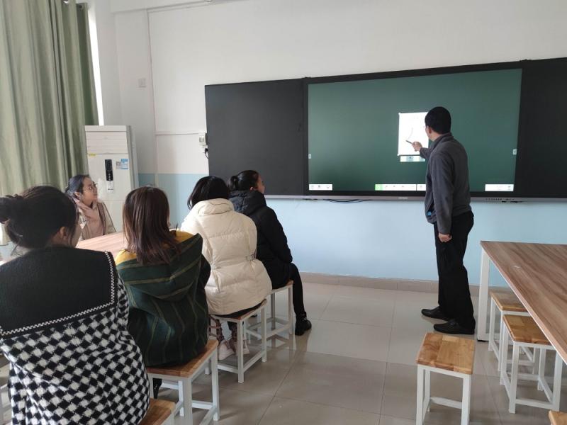 图2：老师们积极进入书写技能实训平台进行操作.jpg