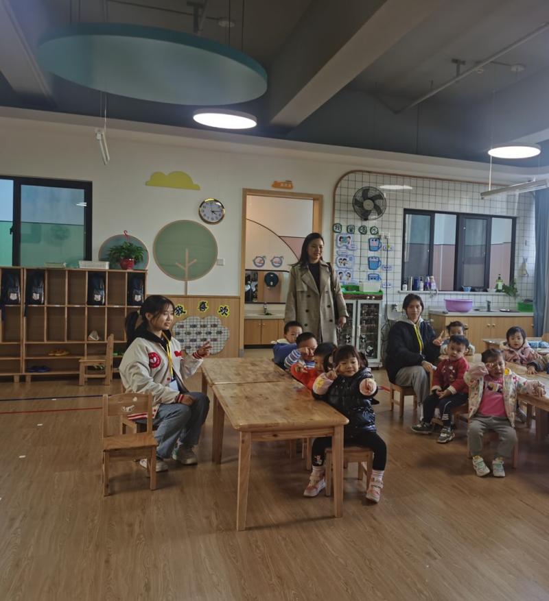 图2  学生协助幼儿园教师开展活动（一）.jpg