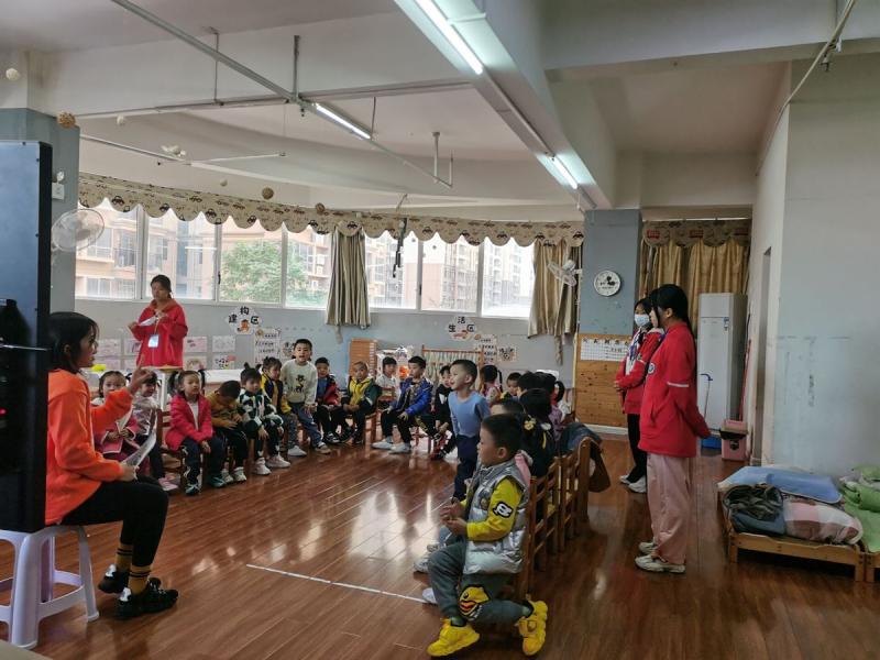 图3  学生协助幼儿园教师开展活动（二）.jpg