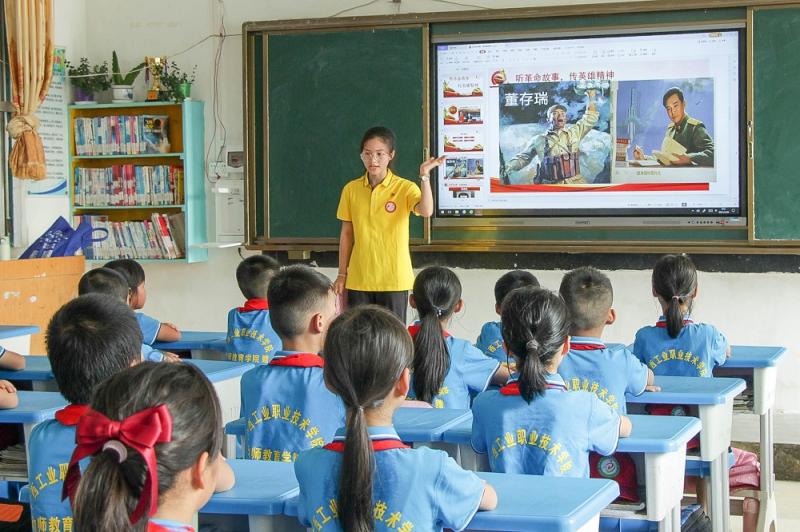 情系留守儿童·助力乡村振兴·献礼建党百年 幼师教育学院志愿者到桂平市垌心乡 督的中心小学开展志愿服务活动