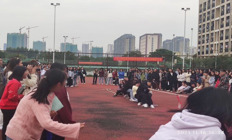 幼师教育学院2021年秋季期学生拔河比赛圆满结束