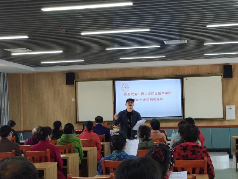 图三：我校翚哓宇老师的声乐课堂.jpg