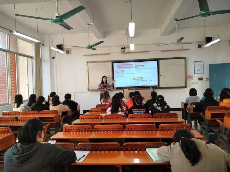图2  杨依里老师授课中.jpg
