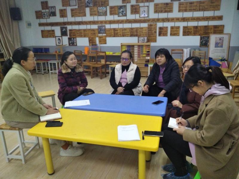 图4：学院领导及老师进行听评课.jpg