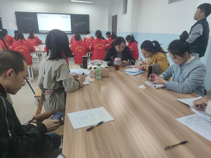 图4：学院领导及老师进行听评课.jpg