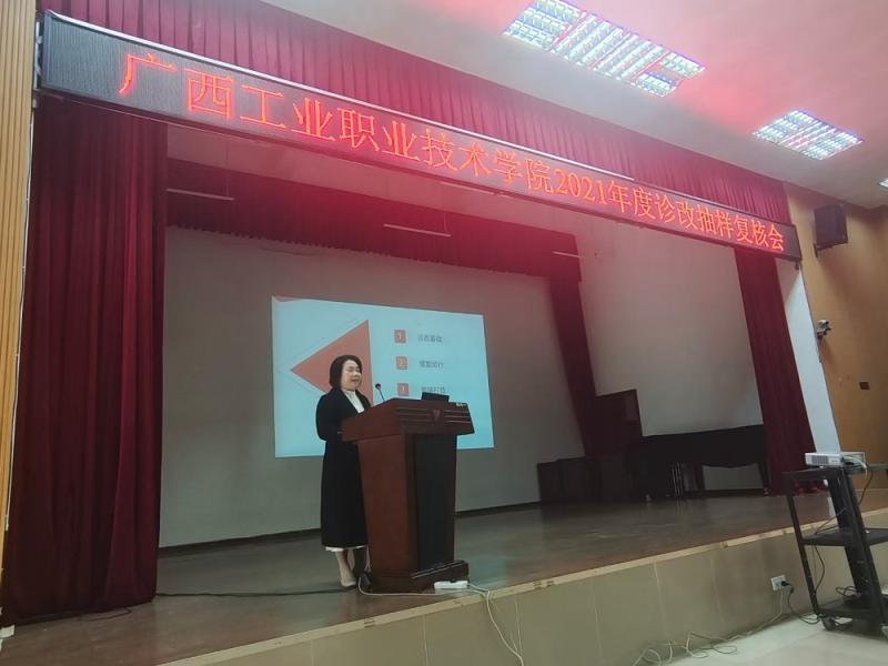 图2：覃勇老师作小学语文教育专业汇报.jpg