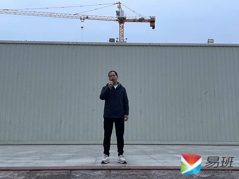 图二：邓一帆主任做国旗下的主题讲话.jpg