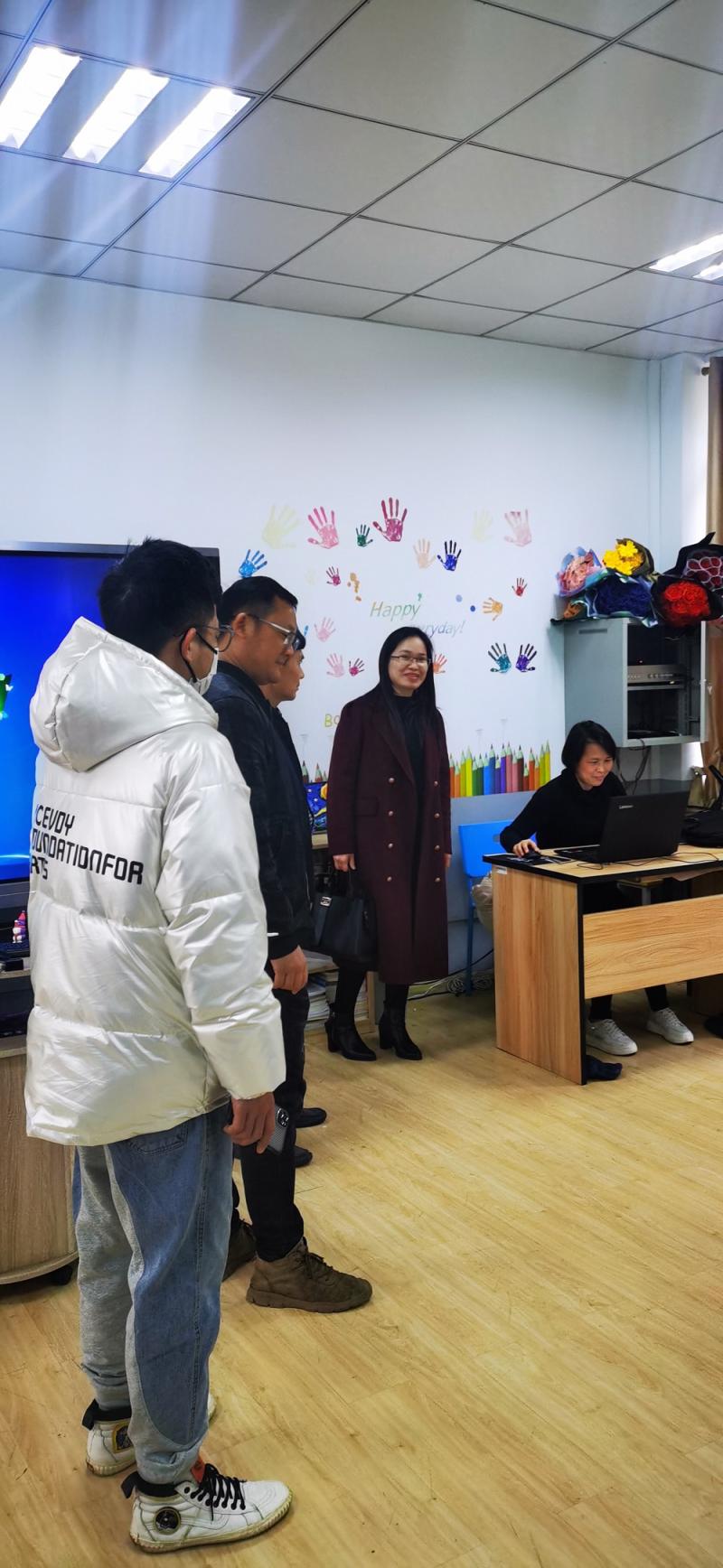 图片4  与使用实训室授课教师沟通、确保实训设备正常运行.jpg