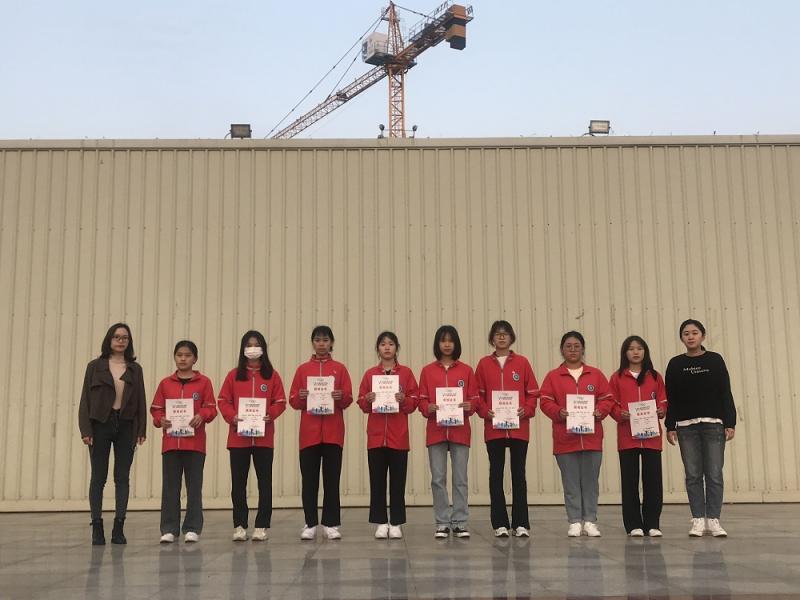 图二：周梦嫄老师和钟海玲老师给获奖运动员颁发奖状.jpg