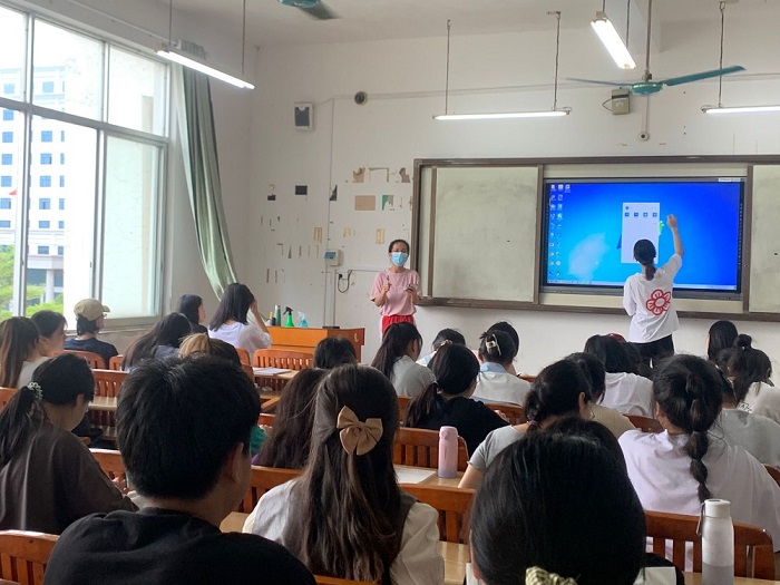 2.图二 学前20312班辅导员向同学们宣传“扫黑除恶”知识.jpg