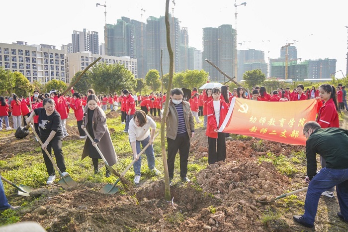 图2：教师二支部党员同志植树场景2.jpg