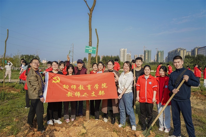 图4：教师二支部党员同志与植树学生合影.jpg