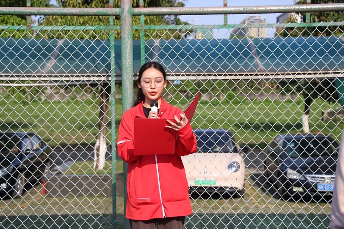 图二：幼师教育学院学生代表宣传植树倡议书.jpg