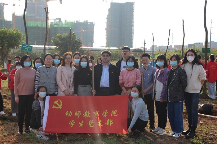 图四：幼师教育学院学生党支部合影留念.jpg