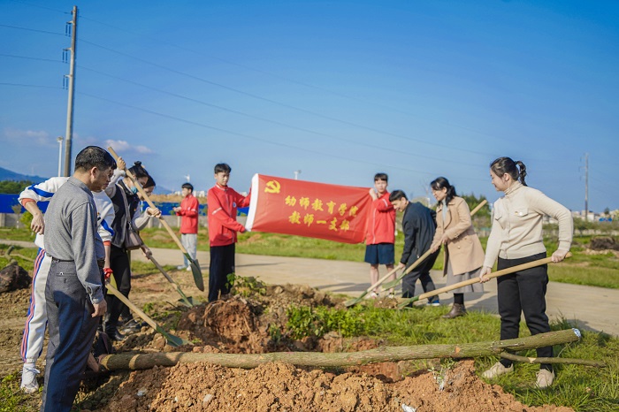 幼师教育学院教师一支部开展植树主题党日活动