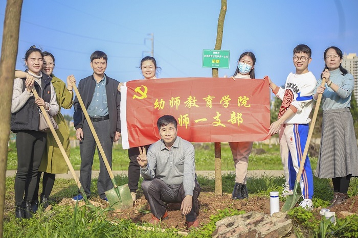 图2：支部全体党员在“希望”下合影留念.jpg