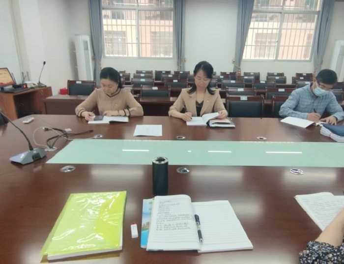 图2：廖书记带领支部党员就相关文件精神进行讨论、交流.jpg