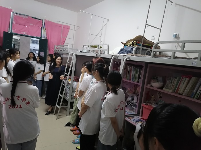 幼师教育学院副院长林英深入所联系班级开展爱国主义教育活动