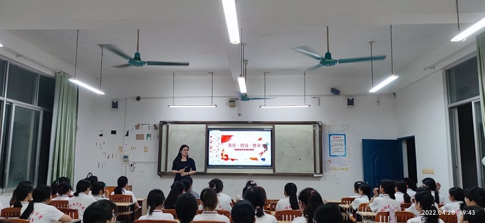 图二：林英副院长给学生开展爱国主题教育主题班会.jpg