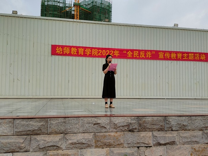 图二：幼师教育学院副院长廖俐做主题教育宣传.jpg