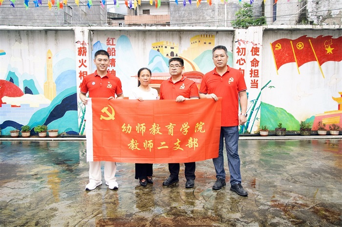 图三 教师二支部党员与幼师教育学院党总支书记及垌心乡督的小学校长合影.jpg