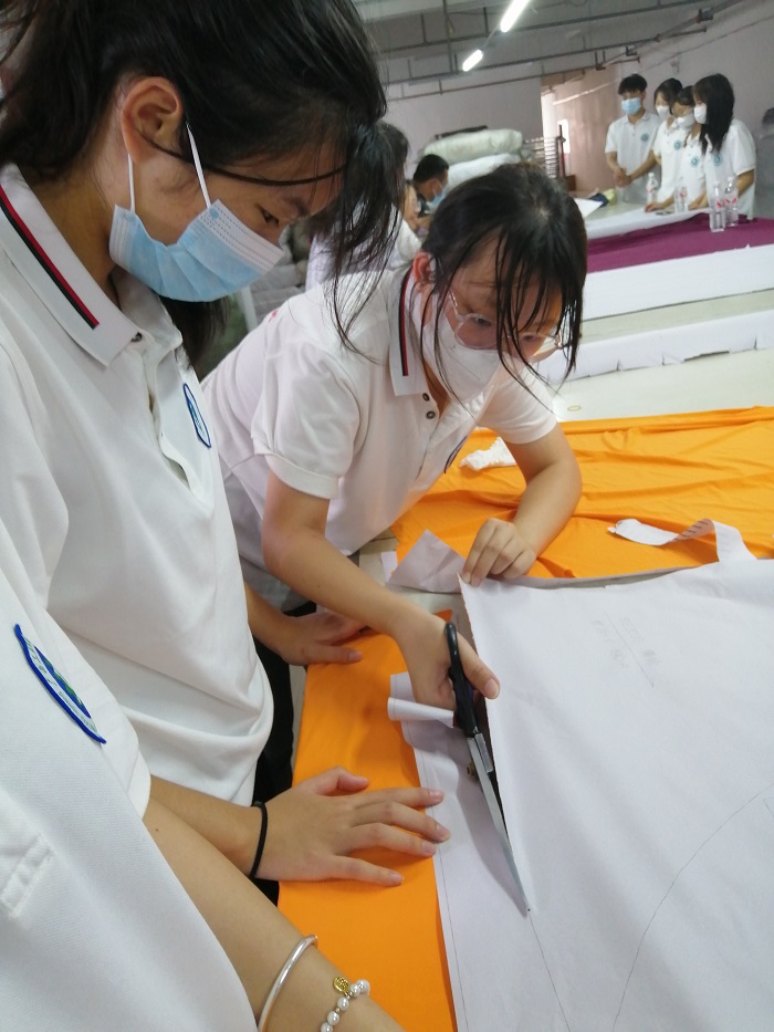 图2 同学们在认真学习服装裁剪技术.jpg
