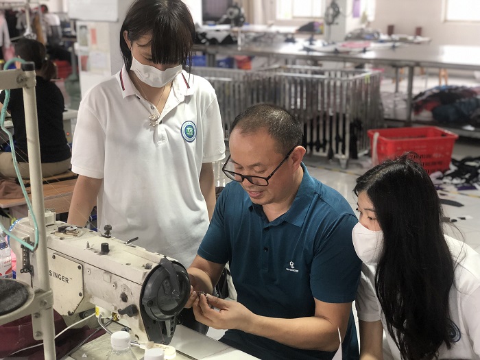 图3 工厂师傅示范操作服装缝纫技术.jpg