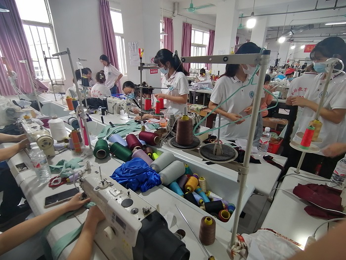 图4 学生分组操作服装缝纫技术.jpg