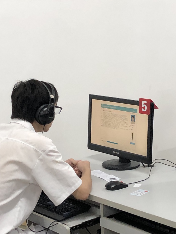 考生在测试室认真测试.jpg