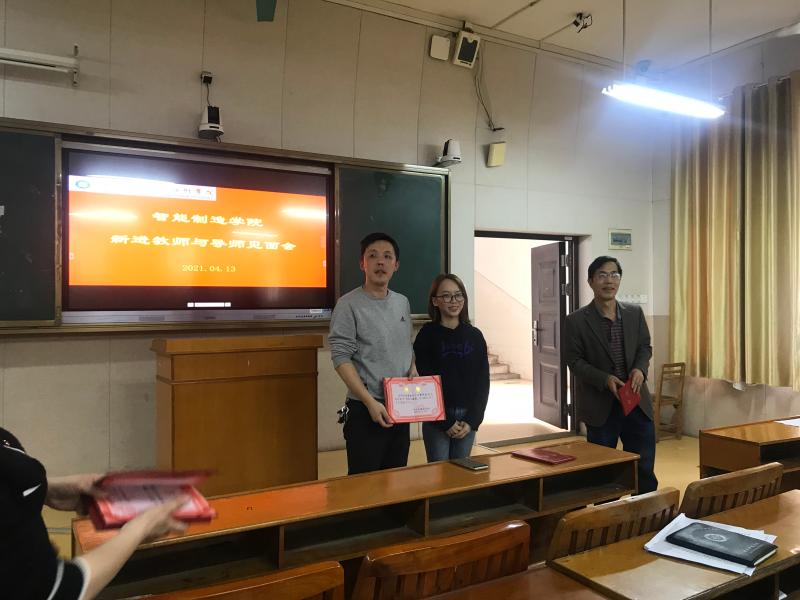 4、教学名师陶权教授为导师发放聘书.jpg