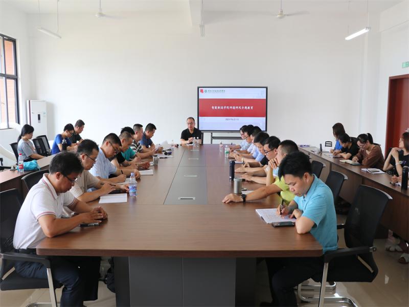 卿臻副校长三校区值周期间深入智能 制造学院指导学习