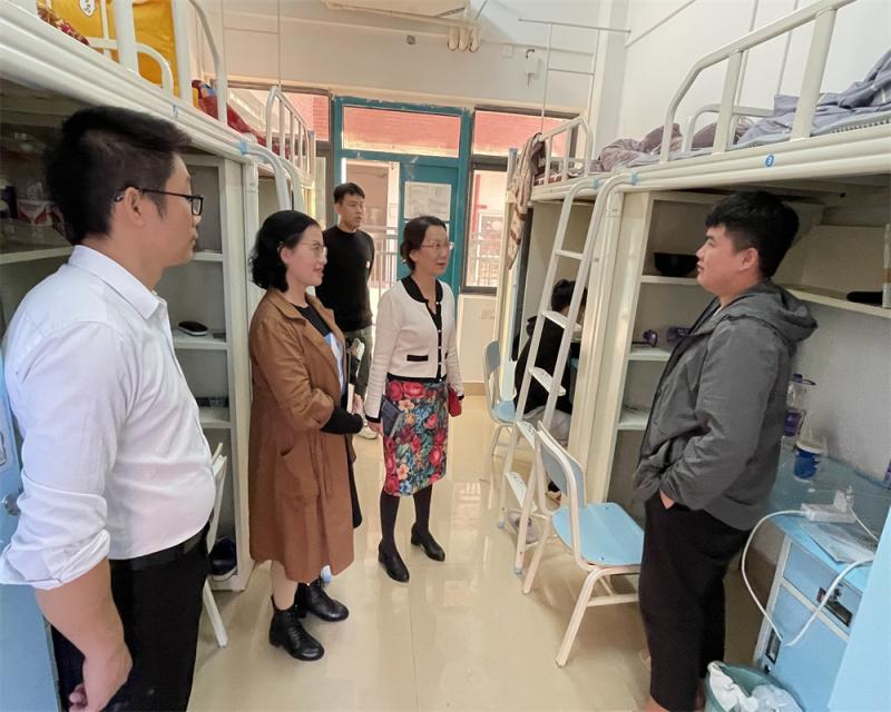 王娟副校长深入宿舍走访学生
