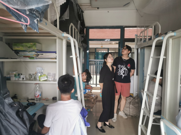 教师党员黎玲萍深入学生宿舍开展“爱党爱国爱校，同心防疫，携手同行”主题活动