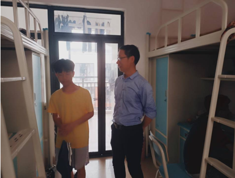 开展爱国主义教育以及发挥学生党员在学生管理中先锋模范带头作用活动——党员教师王彰云深入学生宿舍
