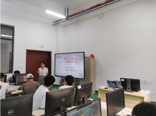 开展爱国主义教育以及发挥学生党员在学生管理中先锋模范带头作用活动—党员教师辛华健进班级