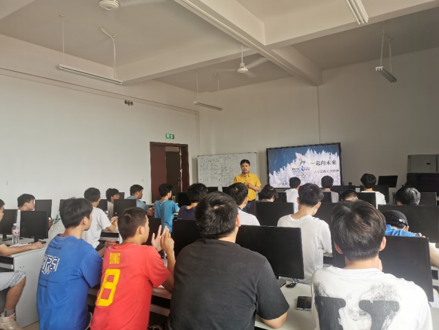 一起向未来    ——教师党员覃文石对接班级主题班会活动