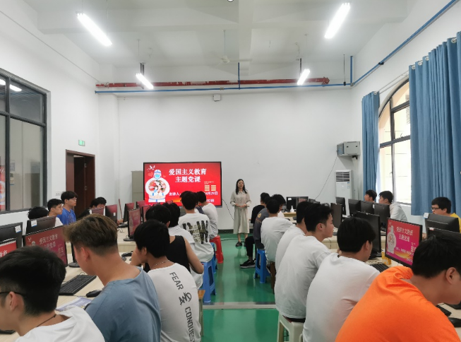 教师党员钟朝露对接机电2032班开展爱国主义教育专题党课