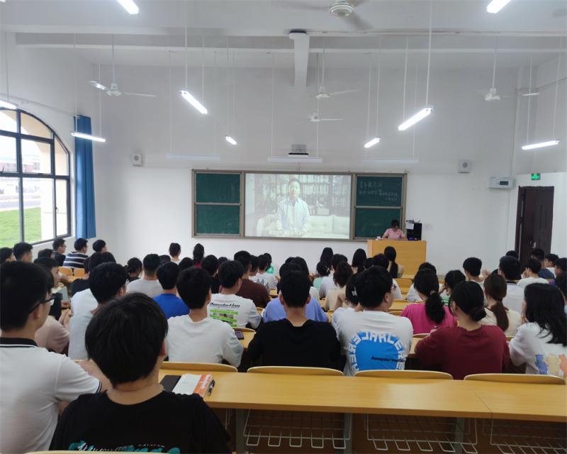 智能制造学院青年模范团开展“悦读伴我成长”职教学生读党报活动