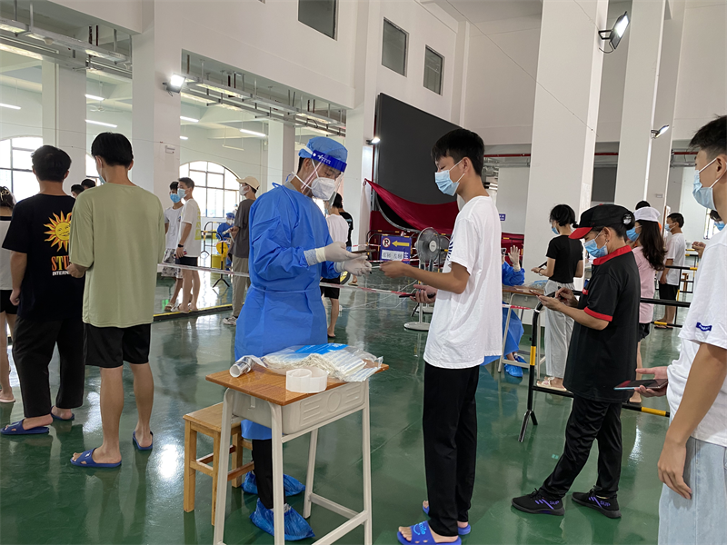 智能制造学院学生党支部助力开展返校第二次全员核酸检测工作