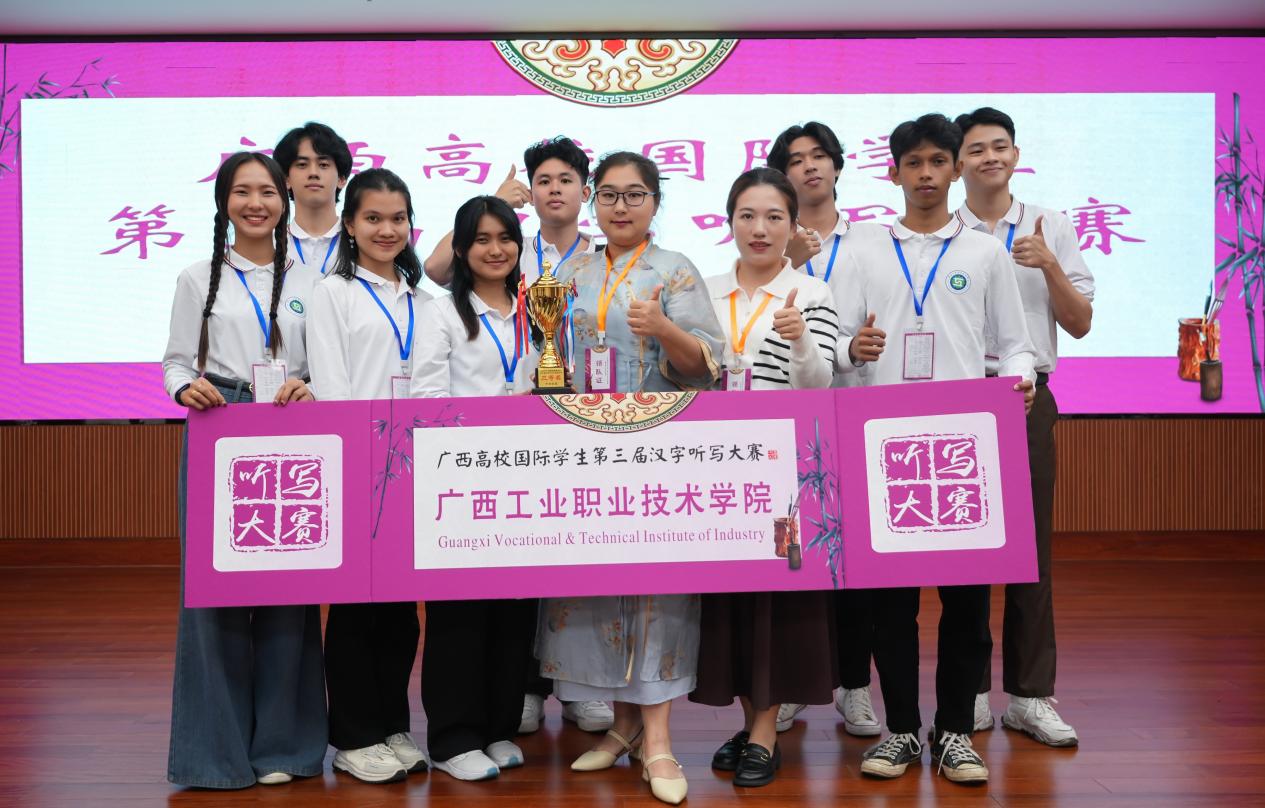 参赛选手与带队老师合影