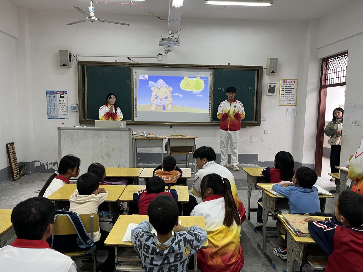 一起学唱红色歌曲