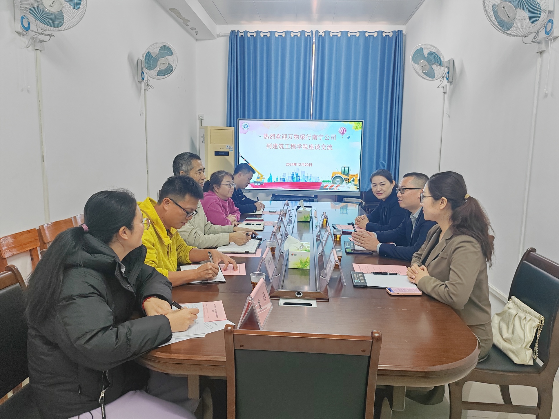 洽谈会现场