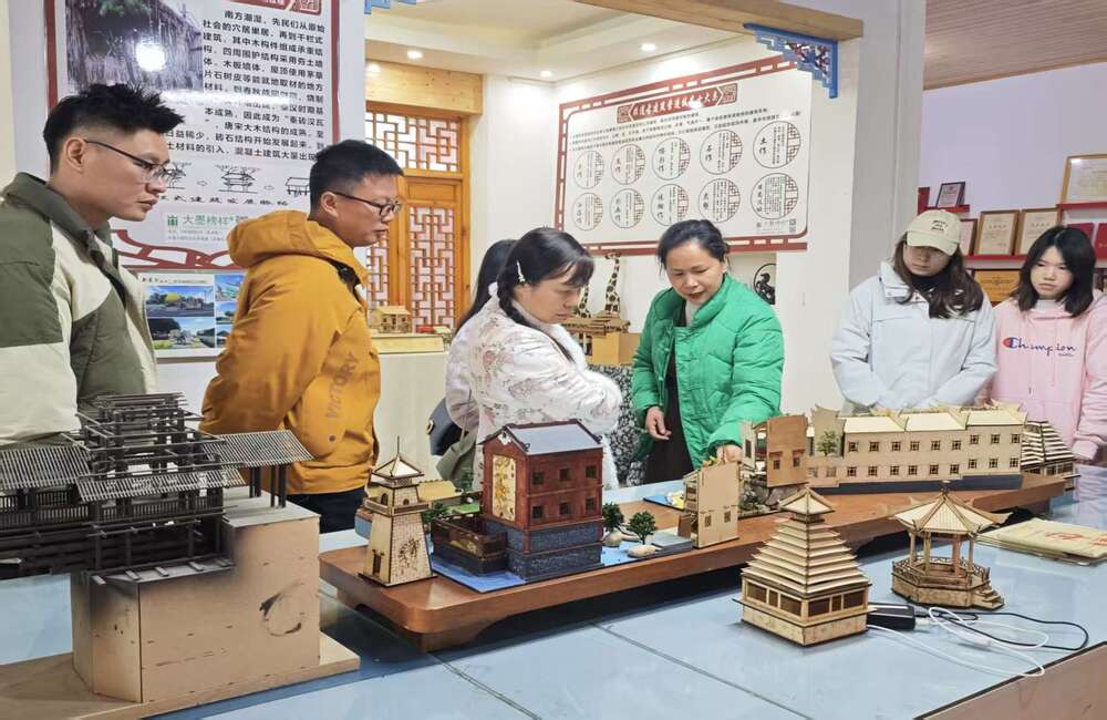 周涛老师给辅导员们讲解(小尺寸）