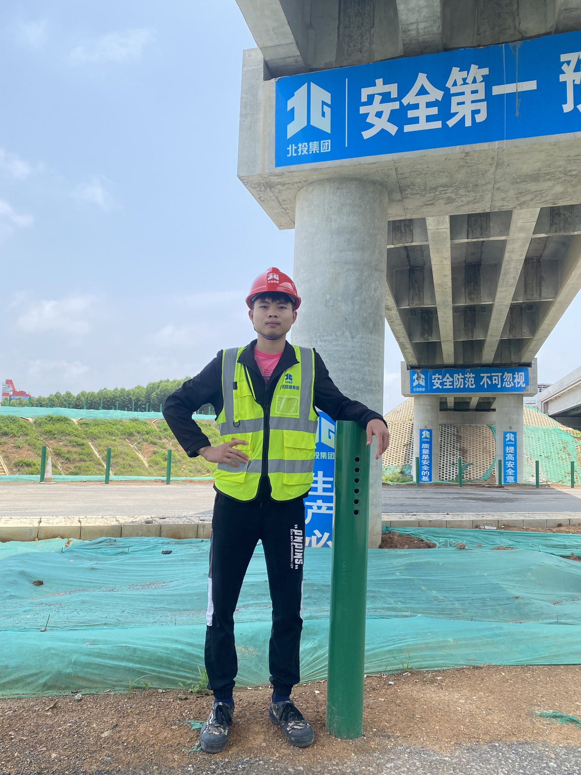 建筑工程学院 建筑2135班 谢展东 生活照 建筑工程学院 建筑2135班 谢展东 生活照